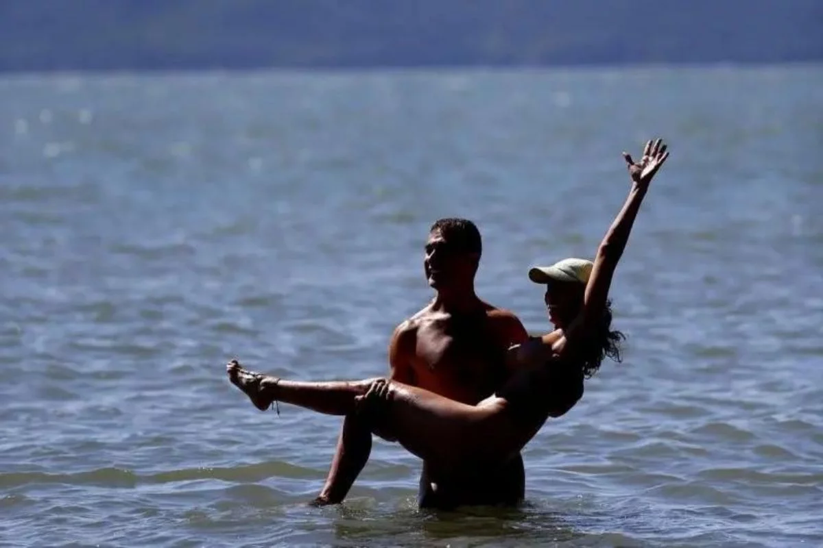 8 Praias de nudismo no Brasil para serem curtidas no verão